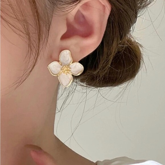 Off white enamel and gold flower studs 🤍 - Picture 2 of 3